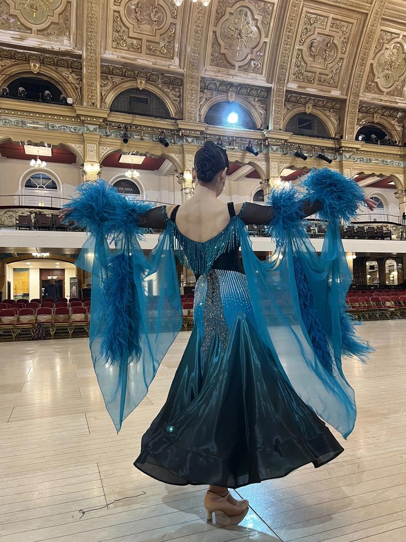 成人摩登团体舞的音乐时间为