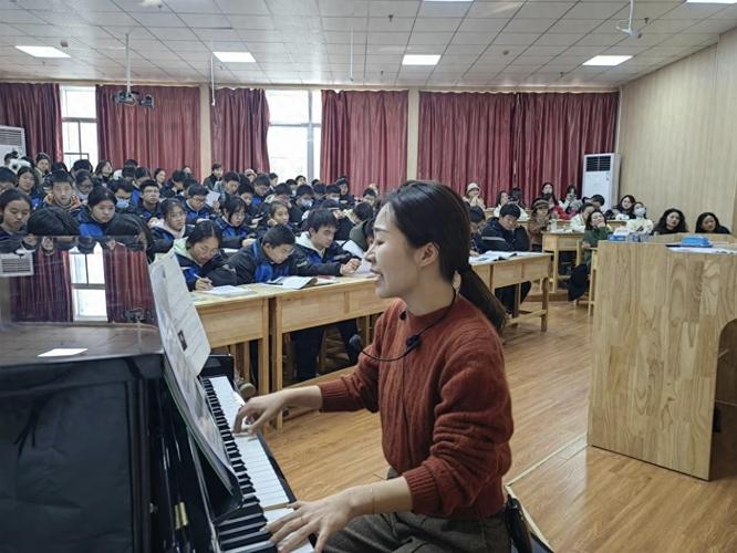 音乐老师小学初中哪个好考