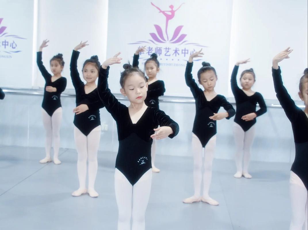 u舞蹈班版跳舞的舞蹈班