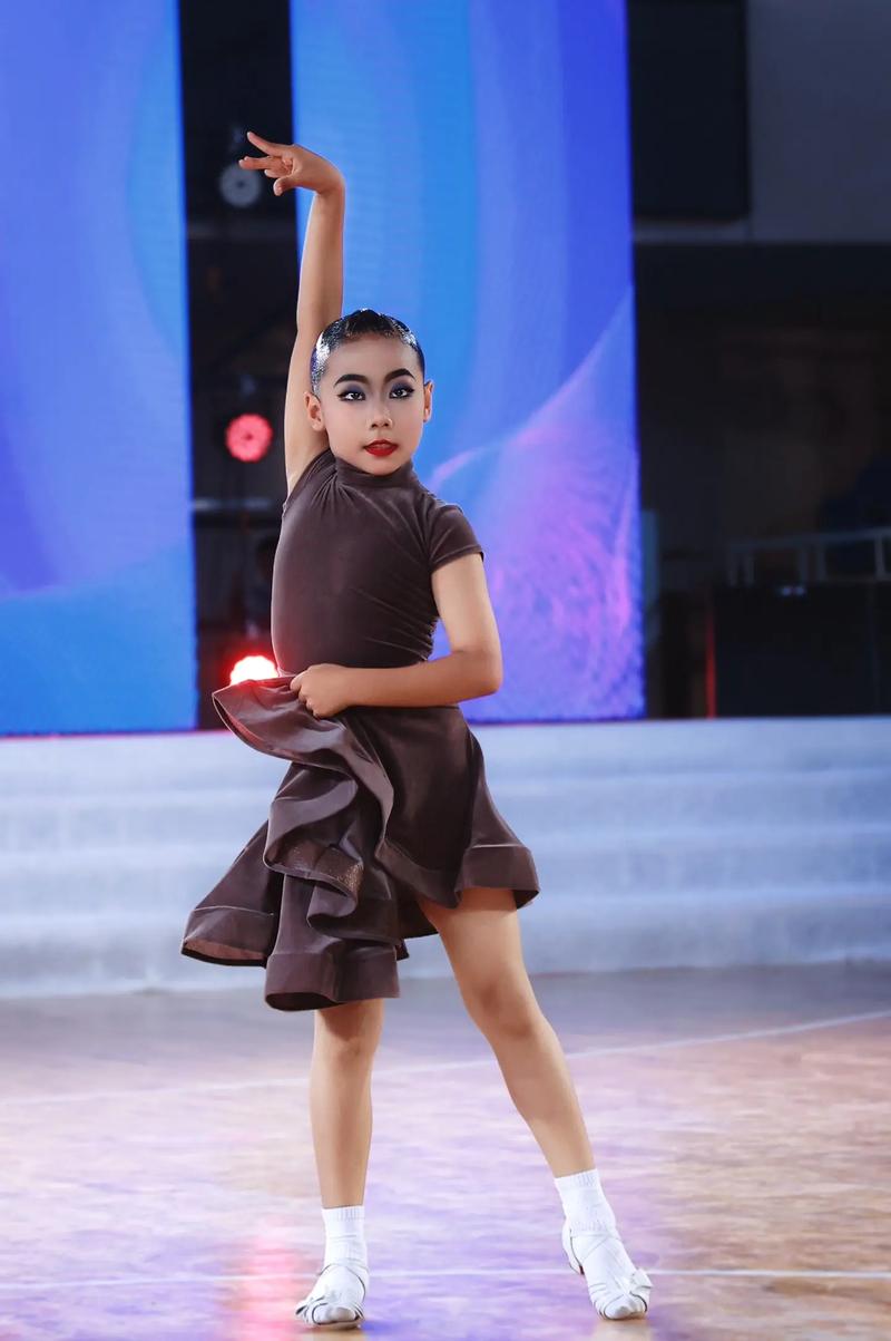 拉丁舞中游走型的舞蹈是