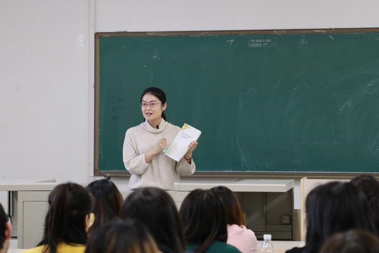 青岛大学音乐学院李老师