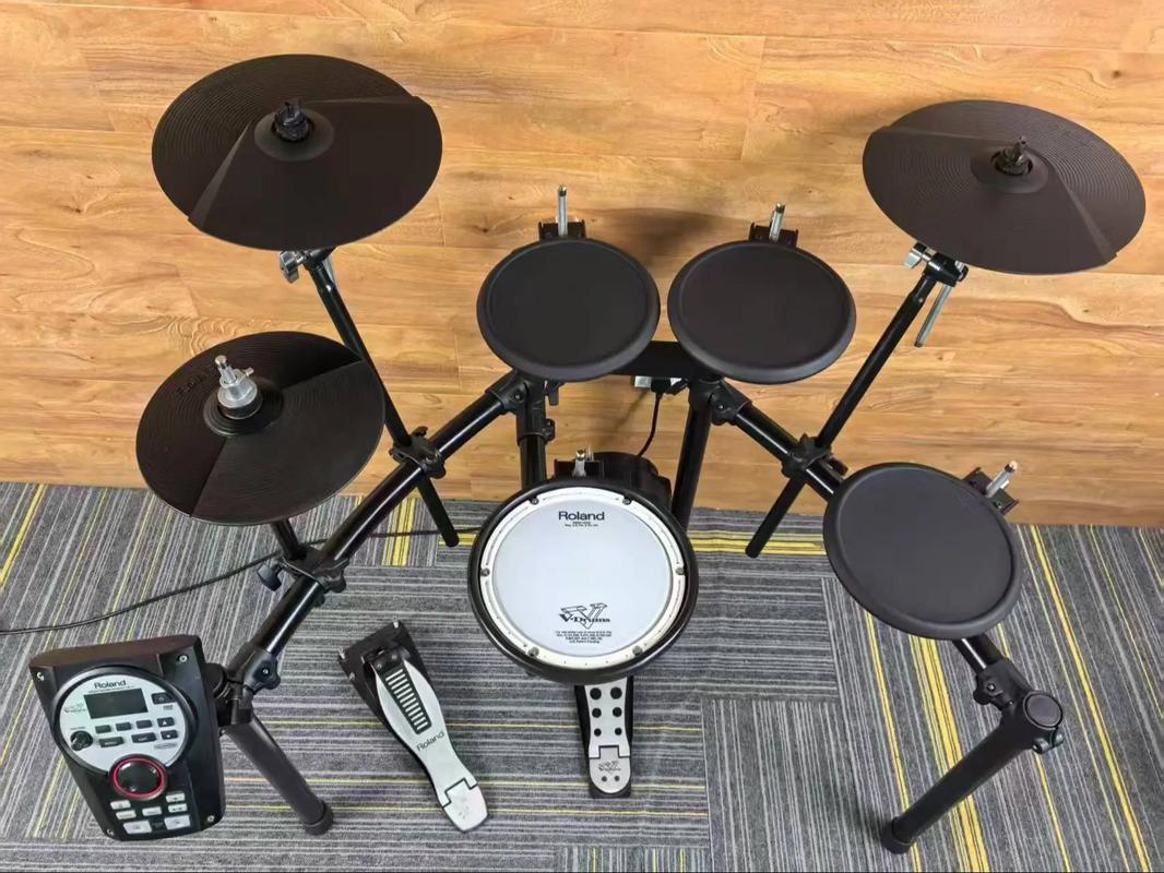 在罗兰数字音乐学电子鼓
