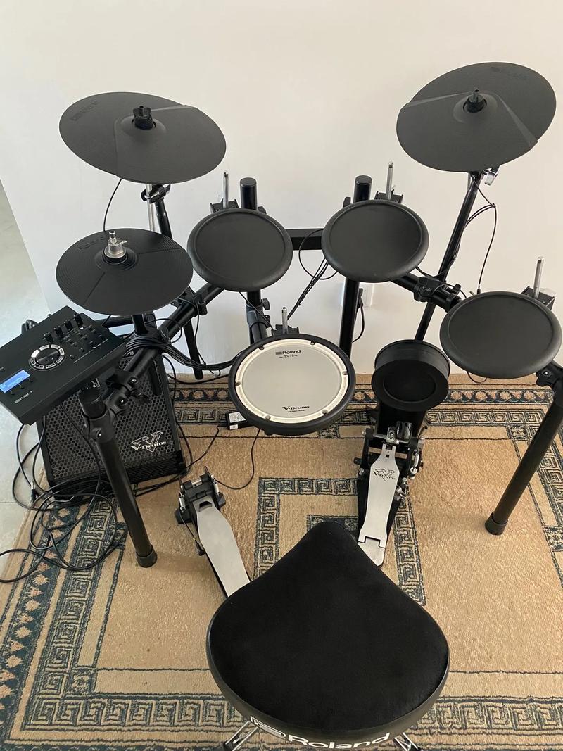 在罗兰数字音乐学电子鼓