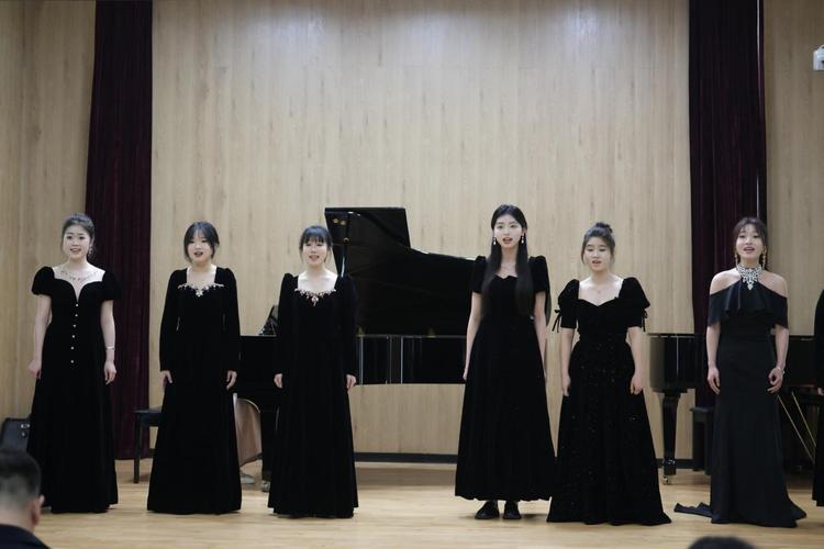 艺术培训学校音乐会服装