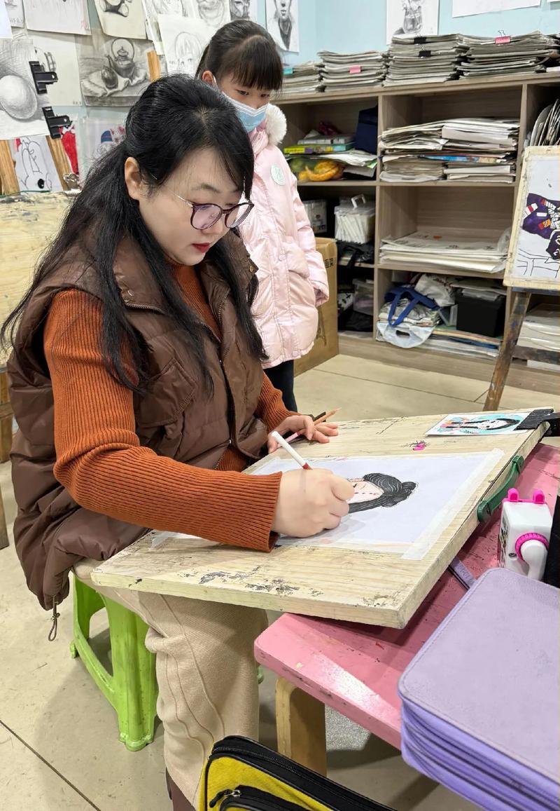 女生做美术老师赚钱么