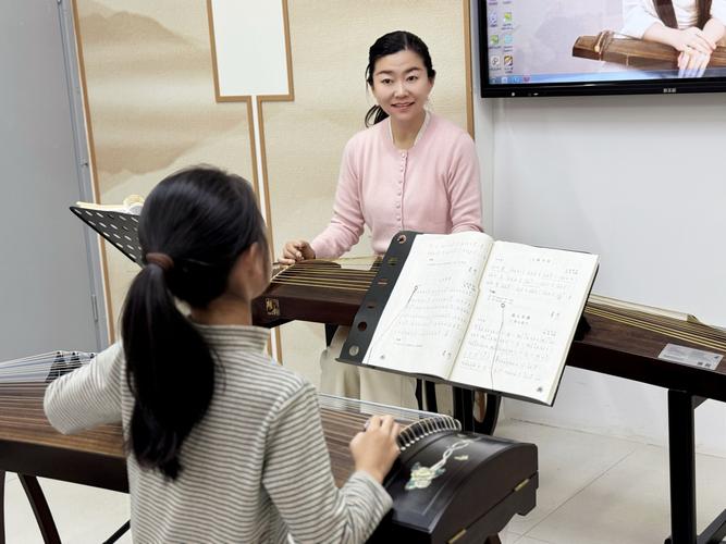 上海音乐老师演奏电子琴