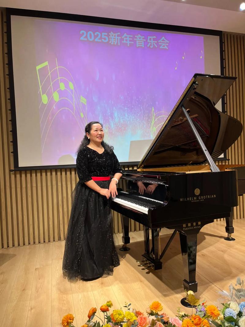 上海音乐老师演奏电子琴