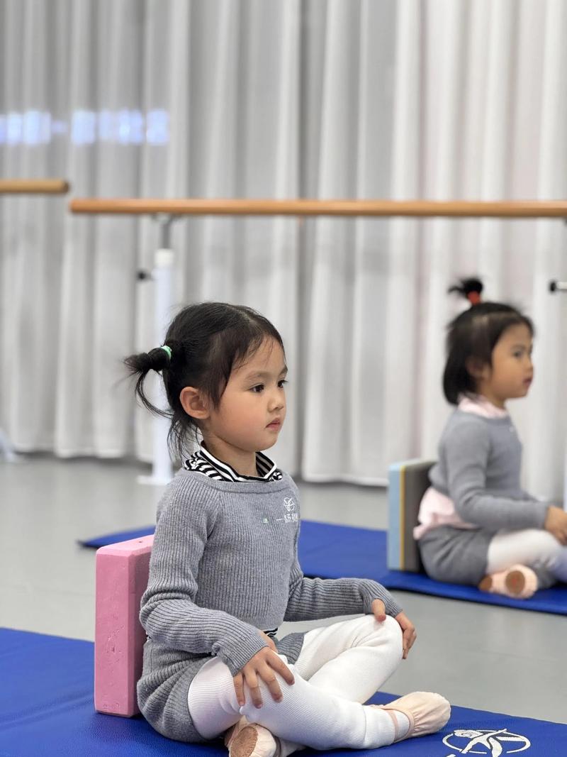 幼儿基本舞蹈体型坐姿