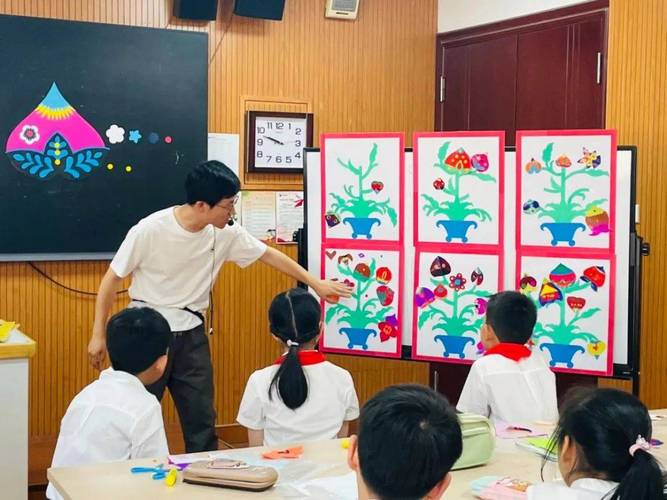 小学美术老师教什么吗