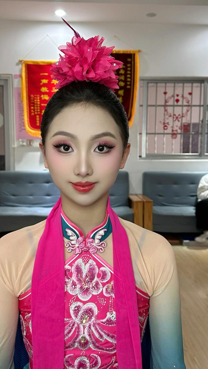 叁加艺考化什么样的妆